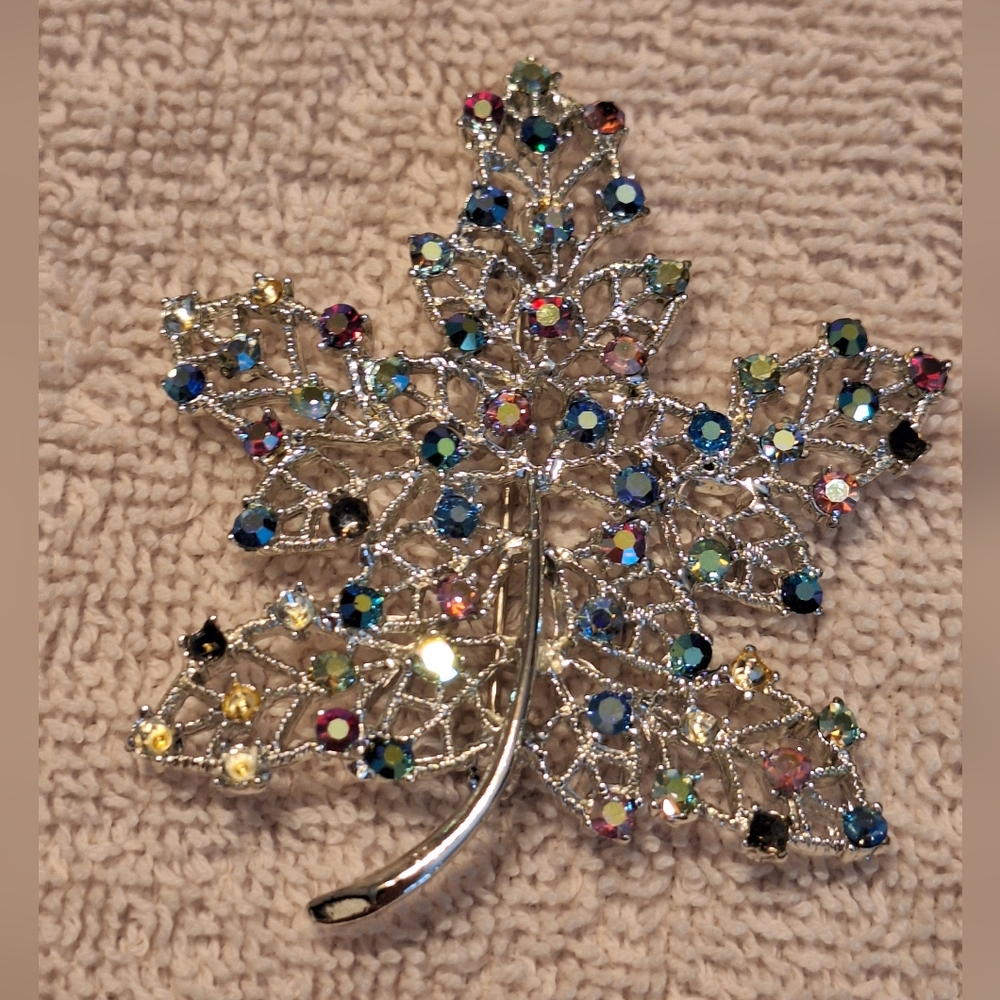 Elegant Silver Leaf Brooch with Multicolor Crystals - Picture 2 of 9